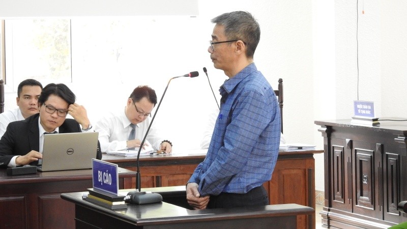 Bị cáo Lộc trả lời câu hỏi của luật sư về nội dung vụ án, vi phạm tố tụng