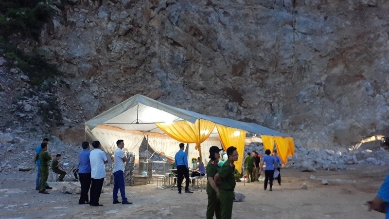 Khám nghiệm hiện trường tại khu vực khai thác mỏ đá của Cty Hoàng Anh (Điện Biên) ngày 1/6/2020. 