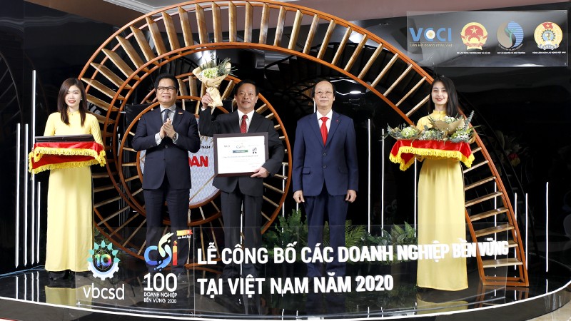 Đại diện Công ty Vedan Việt Nam, ông Kuo Ting Hung nhận giải thưởng từ ban tổ chức