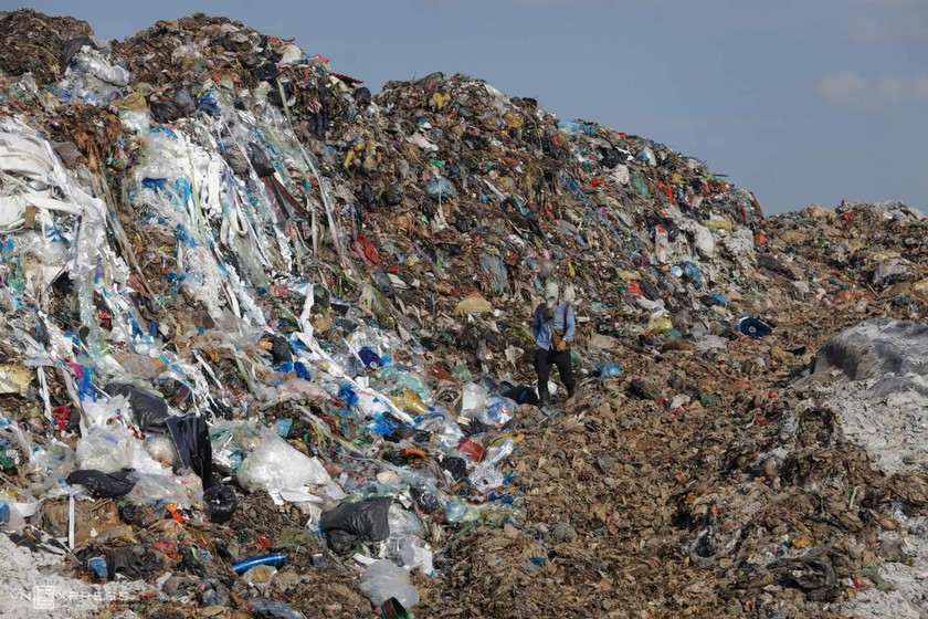 Bãi rác Nam Sơn (Hà Nội) chất cao như núi gây ô nhiễm trầm trọng.