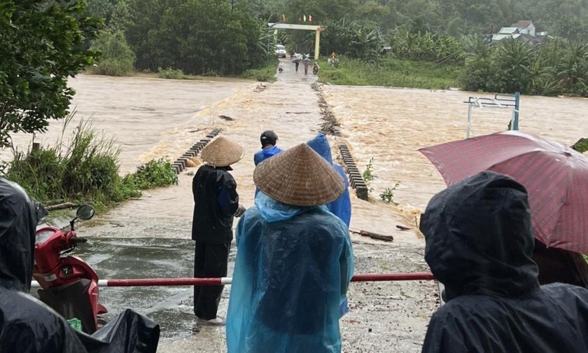 Dựng rào chắn không cho người và phương tiện cố tình qua lại trên những đoạn đường bị ngập nước ở Quảng Nam. 