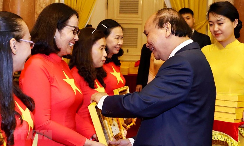 Chủ tịch nước Nguyễn Xuân Phúc tặng chân dung 'Chủ tịch Hồ Chí Minh' cho các đại biểu. (Ảnh: TTXVN)