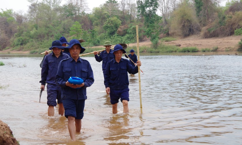 Các cán bộ, chiến sĩ Đội quy tập 192, Bộ CHQS tỉnh Thừa Thiên - Huế vượt đèo, lội suối mang hài cốt các liệt sỹ trở về quê hương.