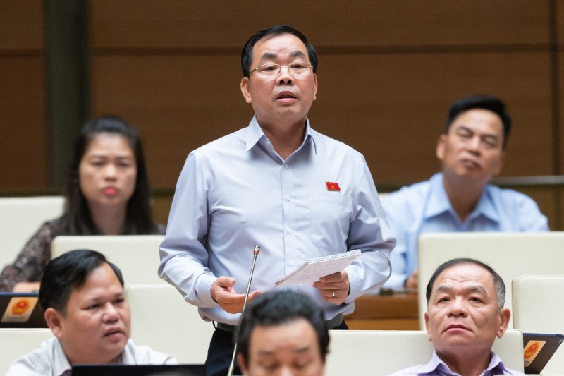 Đại biểu Nguyễn Quang Huân kiến nghị, cần phải xây dựng một bộ quy tắc ứng xử theo tiêu chuẩn liêm chính ở cả cơ quan công quyền, cả khối doanh nghiệp cũng như các tổ chức xã hội nghề nghiệp.