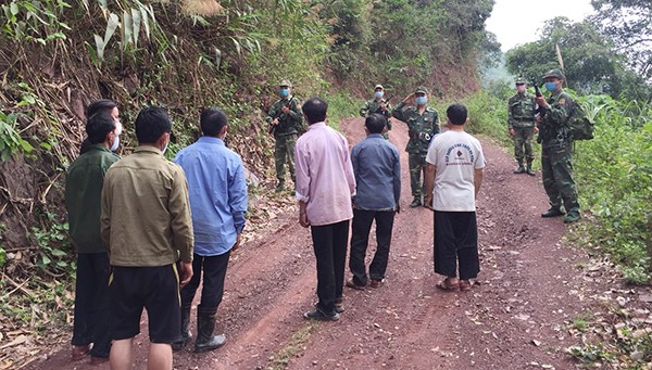 Nhóm công dân theo đường tiểu ngạch từ Lào vào Việt Nam trái phép bị phát hiện. 