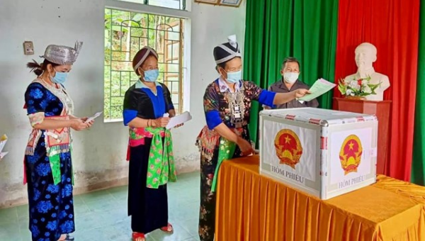 Các cử tri tại 4 huyện miền núi Nghệ An bỏ phiếu bầu cử sáng 21/5. 
