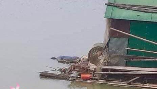Thi thể người đàn ông bị dạt mắc vào vào lồng cá trên sông Lam. Ảnh: THNA