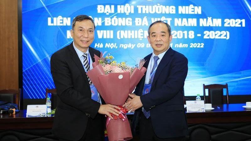 Ông Trần Quốc Tuấn (bìa trái) được Tổng cục TDTT đồng ý ứng cử chức danh Chủ tịch VFF khoá IX 