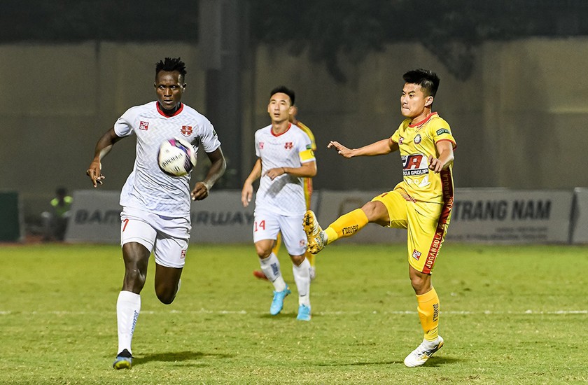 CLB Hải Phòng (áo trắng) đang bám đuổi CLB Hà Nội trên bảng xếp hạng V.League 2022