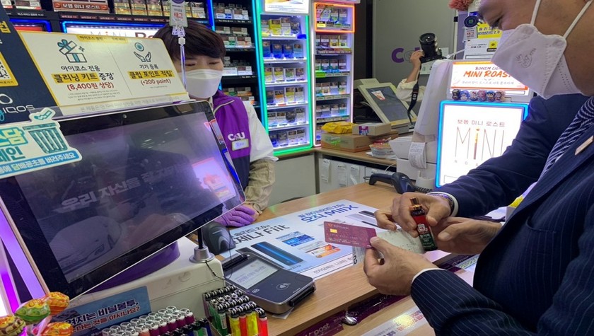 Thanh toán mua hàng hóa bằng thẻ NAPAS trên máy POS tại cửa hàng