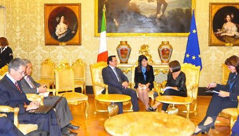 Trưởng Ban Đối ngoại Trung ương Hoàng Bình Quân trong cuộc gặp với bà Marina Sereni, Phó Chủ tịch Hạ viện Italy. (Ảnh: Đức Hòa/Vietnam+)