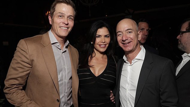 Ông Jeff Bezos (bên phải) chụp cùng người bị nghi là nhân tình của ông Lauren Sanchez và chồng của bà Sanchez năm 2016. (Ảnh Dailymail)