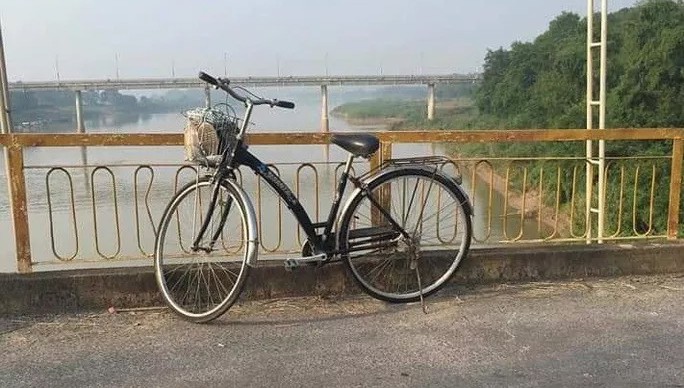 Chiếc xe đạp của chị H. trên cầu. Ảnh: Báo Người lao động.