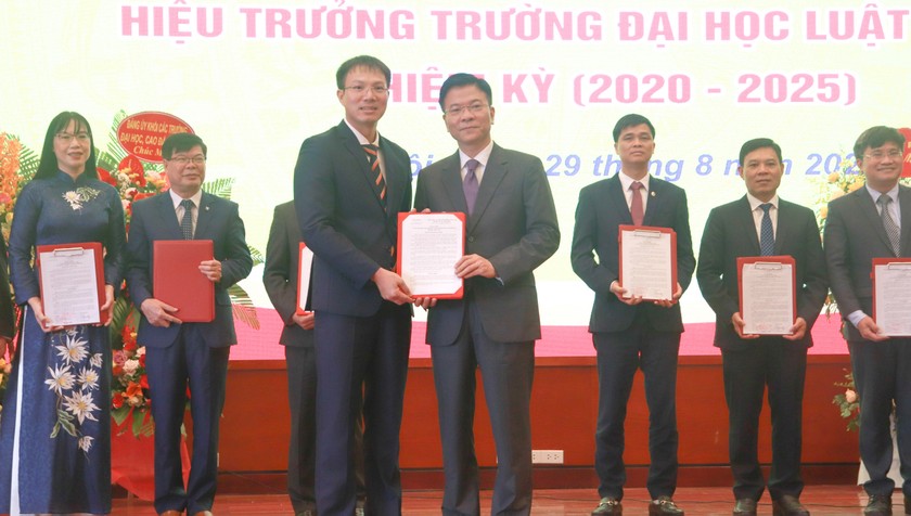 Bộ trưởng Bộ Tư pháp Lê Thành Long trao Quyết định công nhận Hiệu trưởng Trường Đại học Luật Hà Nội cho Tiến sỹ Đoàn Trung Kiên. 