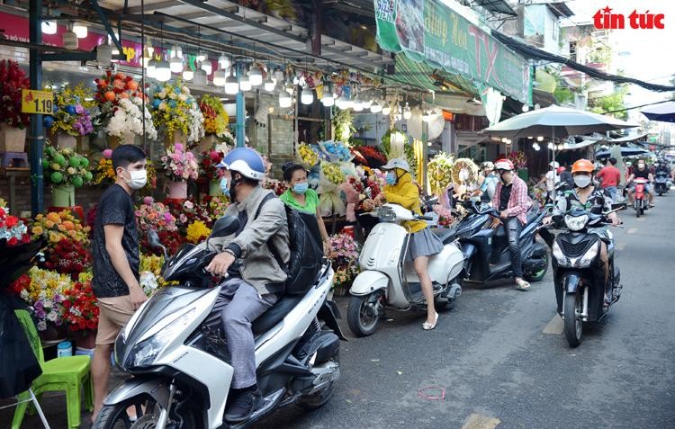 Chợ hoa lớn nhất TP HCM nhộn nhịp trước ngày 20/10 ảnh 8