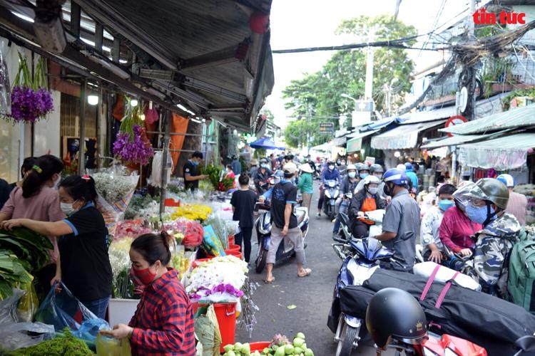 Chợ hoa lớn nhất TP HCM nhộn nhịp trước ngày 20/10 ảnh 10