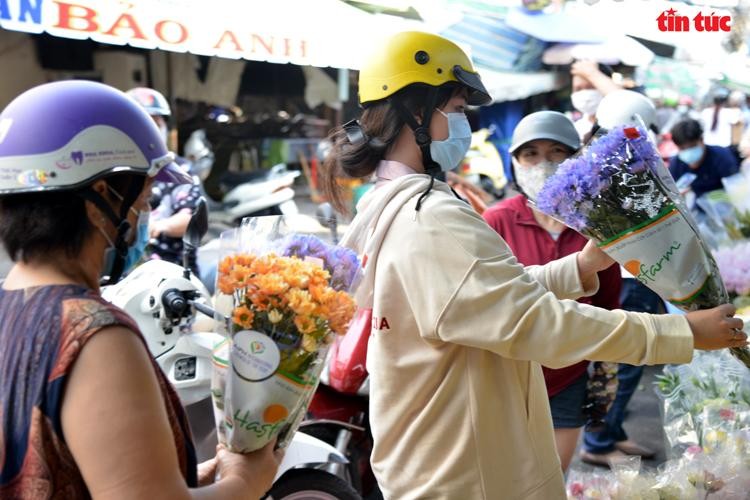 Chợ hoa lớn nhất TP HCM nhộn nhịp trước ngày 20/10 ảnh 12