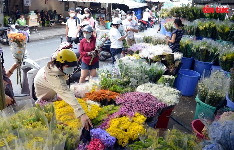 Chợ hoa lớn nhất TP HCM nhộn nhịp trước ngày 20/10 ảnh 11