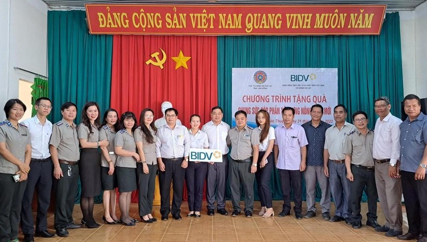 Cục Thi hành án dân sự tỉnh Lâm Đồng tặng quà chung sức góp phần xây dựng nông thôn mới