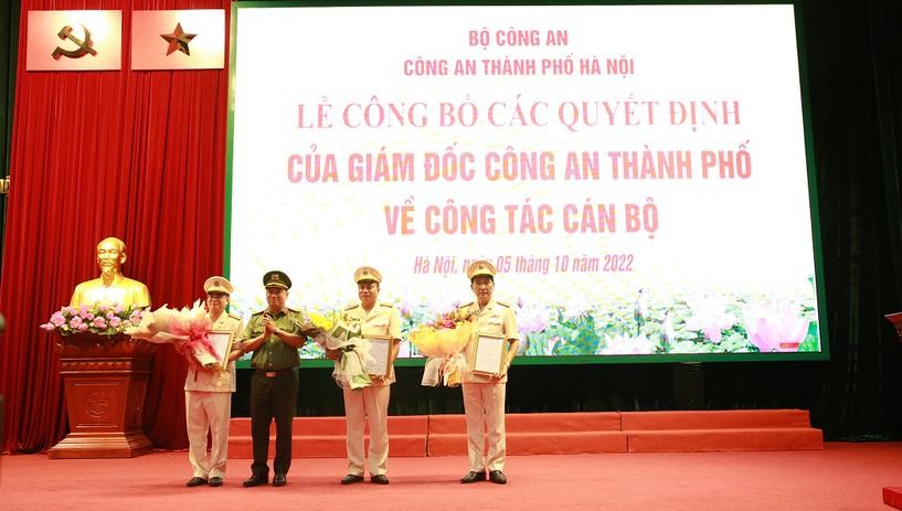 Đại tá Phạm Thanh Hùng, Phó Giám đốc CATP Hà Nội, trao quyết định điều động đối với 3 tân Trưởng phòng Cảnh sát giao thông, Phòng Tham mưu và Trưởng phòng Tổ chức cán bộ. Ảnh: CATP Hà Nội.