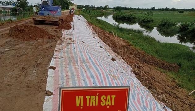 Đê tả sông Mã bị sụt lún dài 1 km, đe dọa an toàn tính mạng, tài sản của khoảng 29.000 người dân Thanh Hóa.