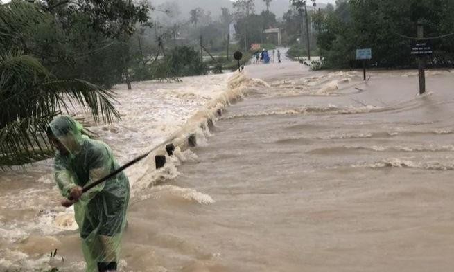 Nhiều nơi nước lũ tràn ngập sâu ở Quảng Nam.