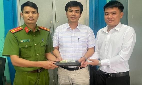 Thượng úy Phạm Trung Kiên, cán bộ tăng cường xã biên giới (KO2) của Bộ Công an cùng anh Thanh (đứng bên phải) trao trả chiếc ví cùng số tiền cho anh Nguyễn Anh Tuấn.