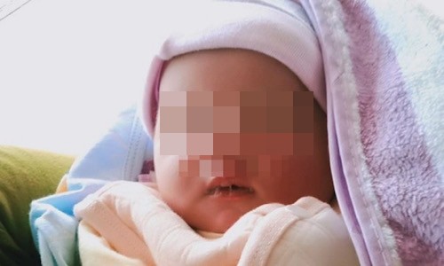 Bé gái sơ sinh bị bỏ rơi ở Huế.
