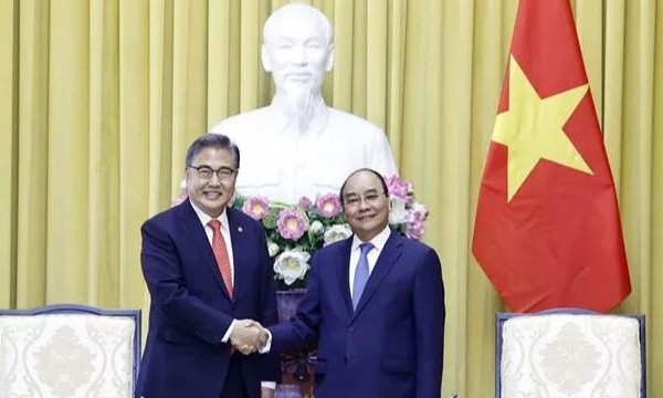 Chủ tịch nước Nguyễn Xuân Phúc tiếp Bộ trưởng Ngoại giao Hàn Quốc Park Jin.
