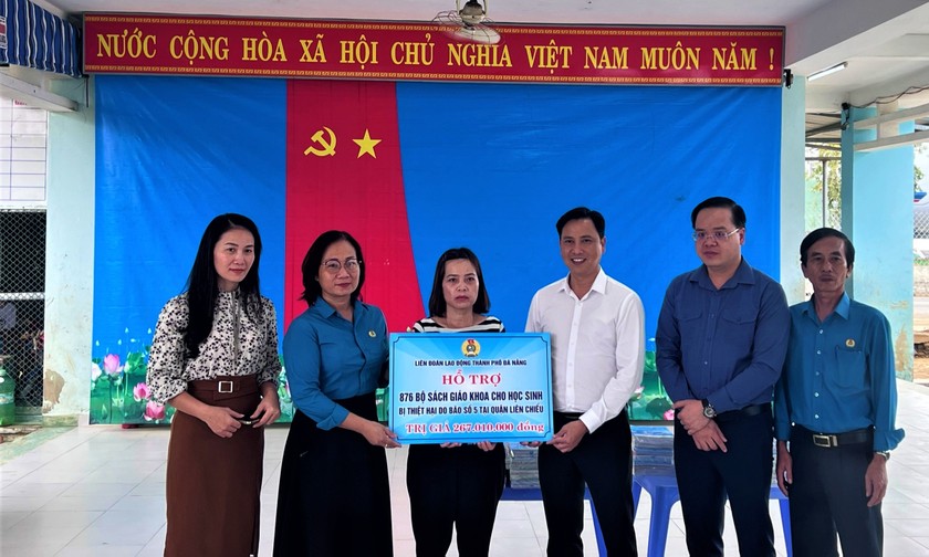 Hơn 1,1 tỷ đồng hỗ trợ sách vở cho học sinh Đà Nẵng sau trận ngập lụt lịch sử.