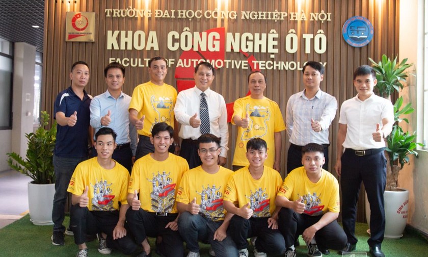 PGS.TS.Lê Hồng Quân - Chủ tịch Hội đồng trường Đại học Công nghiệp Hà Nội (thứ tư từ trái sang) cùng các sinh viên trong đội tuyển của trường.