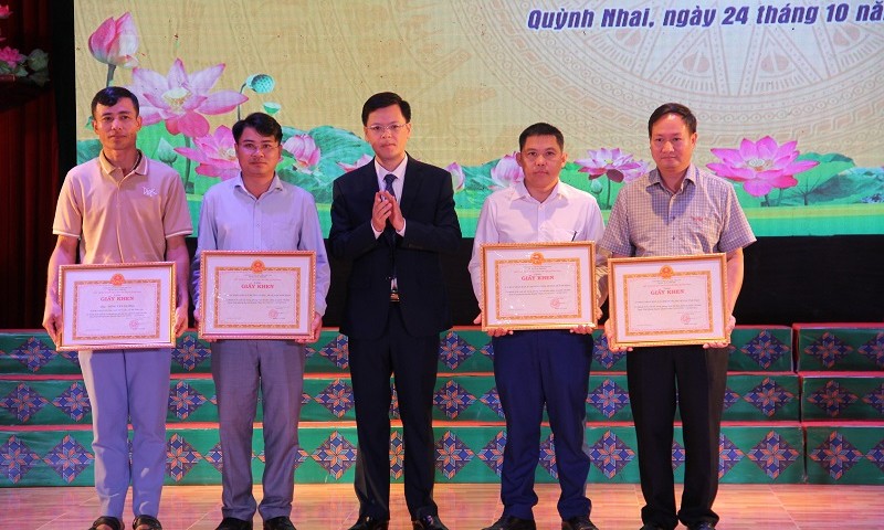 Ông Hoàng Tiến Cường - Chủ tịch UBND huyện Quỳnh Nhai tặng giấy khen cho các tập thể, cá nhân.
