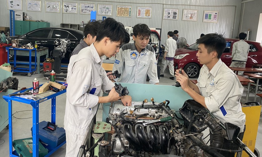 Sinh viên trường Cao đẳng Nghề công nghiệp Hà Nội đang tiến hành sửa ô tô trong một buổi thực hành.