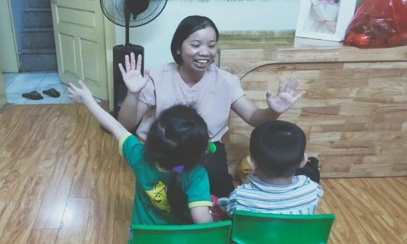 Cô giáo - Thạc sỹ Phạm Thị Hương đang dạy các con cách phản xạ, giao tiếp với cô.