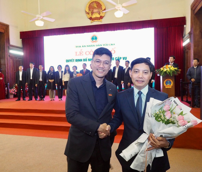 Phó Tổng biên tập Báo Pháp luật Việt Nam Hà Ánh Bình chúc mừng tân Tổng biên tập báo Công lý Trần Đức Vinh.