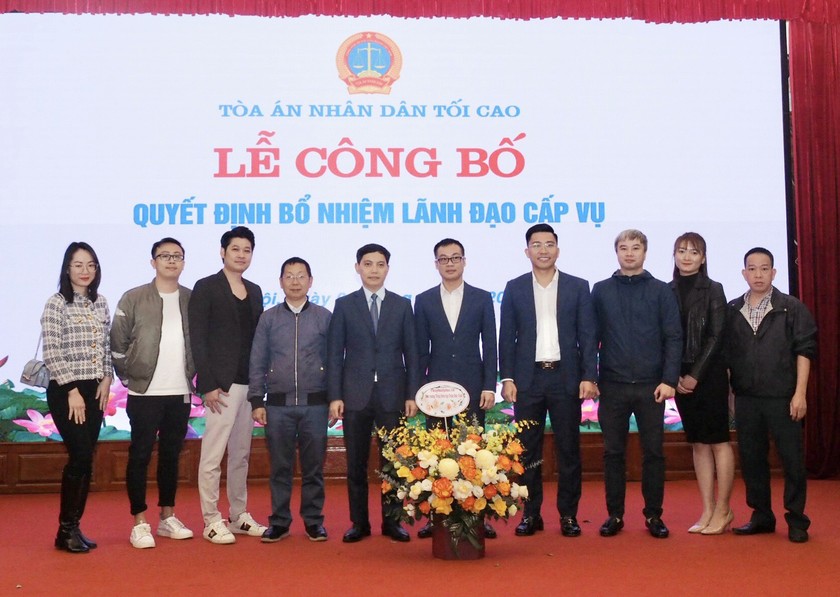 Phó Tổng biên tập Trần Ngọc Hà (thứ 5, từ phải sang) cùng cán bộ, phóng viên Báo Pháp luật Việt Nam chúc mừng tân Tổng biên tập Báo Công lý Trần Đức Vinh.