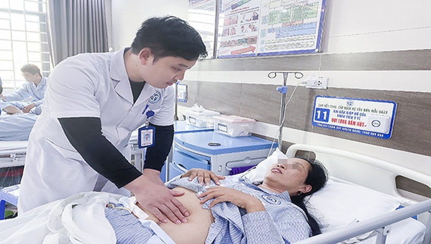 Bác sĩ Dương Đức Ngọc thăm khám bệnh nhân