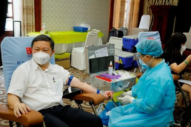Phó Chủ tịch UBND TP HCM Dương Anh Đức hiến 450ml máu tại buổi hiến máu sáng 4/8.
