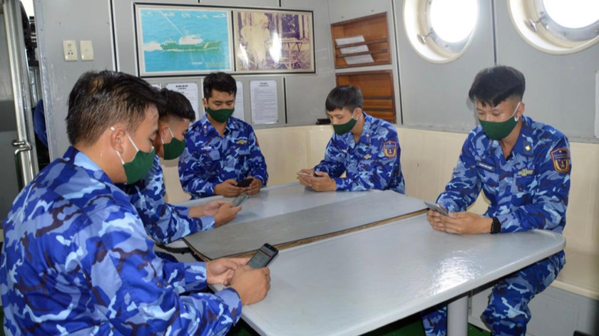 Cán bộ, chiến sĩ tàu CSB 3003 thi tìm hiểu Luật Cảnh sát biển Việt Nam ngay sau khi tàu vừa cập cảng.