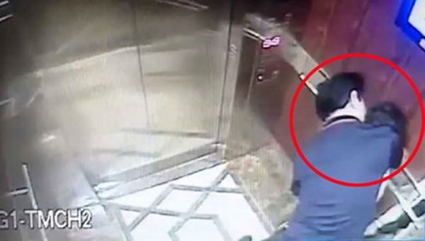 Hình ảnh Nguyễn Hữu Linh sàm sỡ bé gái trong thang máy chung cư bị camera an ninh ghi lại.