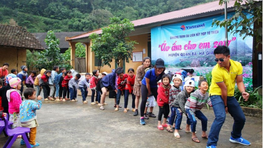 Du khách tham gia trò chơi vận động cùng các em học sinh điểm trường Tùng Pàng – Hà Giang.