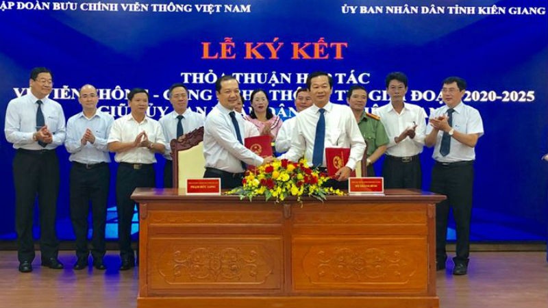 Ông Đỗ Thanh Bình - Phó Chủ tịch UBND tỉnh Kiên Giang và ông Phạm Đức Long - Tổng Giám đốc Tập đoàn VNPT ký kết Thỏa thuận hợp tác.
