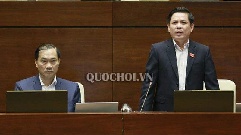 Bộ trưởng Bộ Giao thông Vận tải Nguyễn Văn Thể (phải) phát biểu tại Quốc hội.