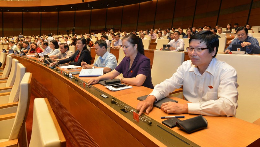 Các đại biểu ấn nút thông qua Bộ luật Lao động sửa đổi.