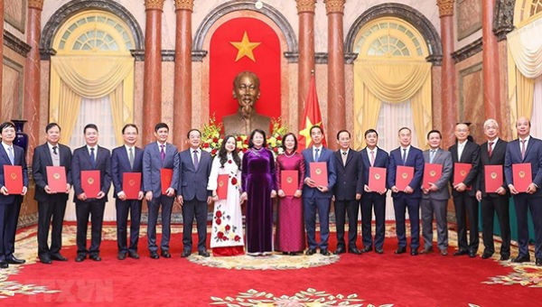 Phó Chủ tịch nước Đặng Thị Ngọc Thịnh với các đại biểu và Đại sứ mới được phong hàm.