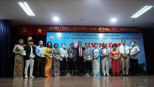 Ủy ban về Người Việt Nam ở nước ngoài Thành phố Hồ Chí Minh tặng quà cho đại diện kiều bào dự buổi họp mặt. Ảnh TTXVN.