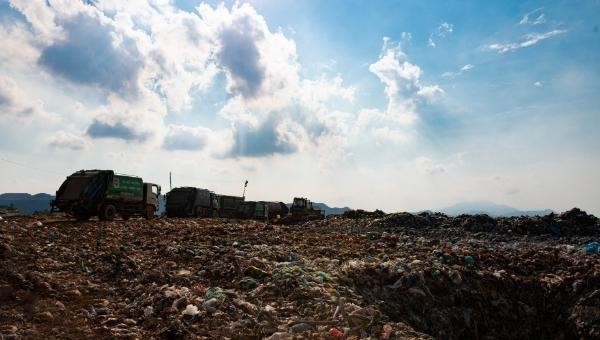 Vận chuyển rác đến khu liên hợp xử lý chất thải Sóc Sơn.