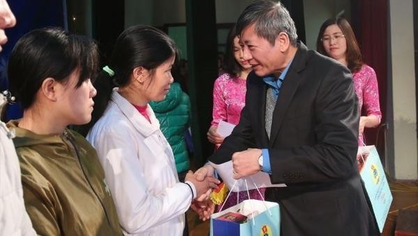 Lãnh đạo LĐLĐ Việt Nam tặng quà Tết cho người lao động.