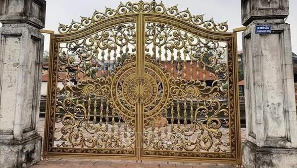 Chiếc cổng mới “lệch tông” với kiến trúc di tích cổ.