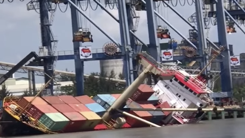 Tàu chở container gặp nạn tại cảng Tân Cảng Hiệp Phước.